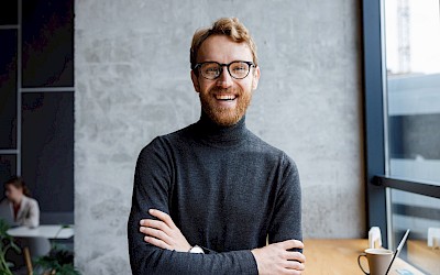 Portrait einer Person zur Visualisierung der Bedeutung der Verbesserung fachlicher Kompetenzen von Vertrieblern