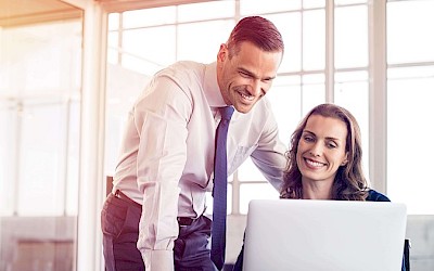 Arbeitsszene Vorgesetzter und Mitarbeiterin