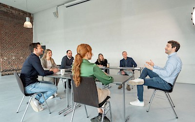 Seminarsituatie om de uiting van interesse in discussies te illustreren