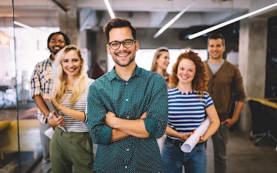 Viele Führungskräfte schauen direkt in die Kamera