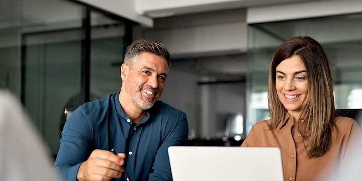 Mitarbeiter im Gespräch zur Visualisierung von Führungskraft Kommunikation