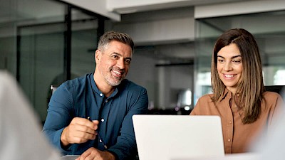 Mitarbeiter im Gespräch zur Visualisierung von Führungskraft Kommunikation