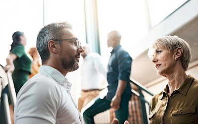 Mitarbeitende im Gespräch zur Visualisierung der Kommunikation von Führungskräften