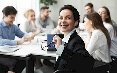 Führungskraft in Meeting zur Visualisierung passender Kommunikation