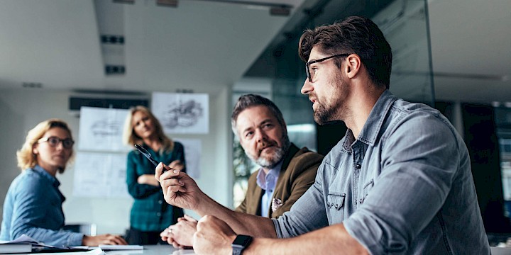 Mitarbeiter im Meeting zur Visualisierung von Kommunikation im Unternehmen