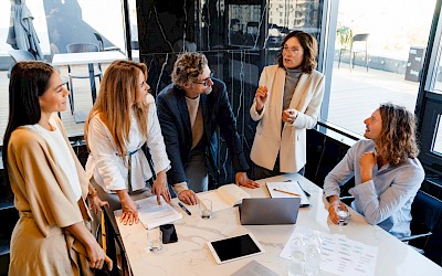Mitarbeiter im meeting zur Veranschaulichung von Kommunikation im Unternehmen