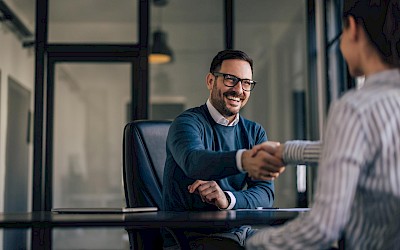 Chef und Mitarbeiter zur Veranschaulichung von Mitarbeiterbindung