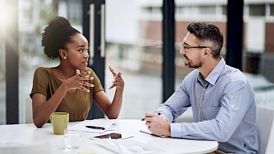 Mitarbeiter, die ein Kritikgespräch führen