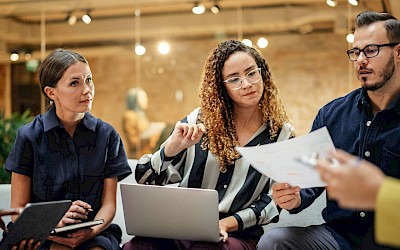 Mitarbeiter im Gespräch zur Visualisierung eines Einstiegs in ein Mitarbeitergespräch