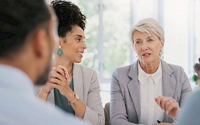 Zwei Mitarbeiterinnen im Meeting zur Veranschaulichung der Lösungsfindung im Kritikgespräch