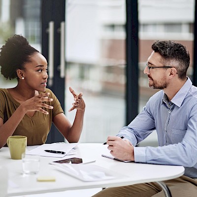 Zwei Personen, die ein Kritikgespräch führen