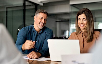 Mitarebeiter am PC zur Veranschaulichung von KI im Büro