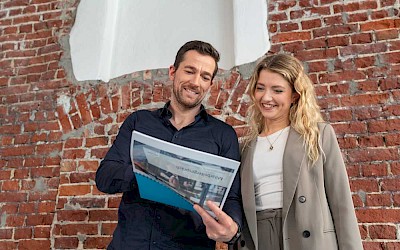 Mitarbeiter im Gespräch zu Künstlicher Intelligenz